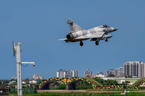  Un número récord de aviones de combate chinos volaron cerca de Taiwán