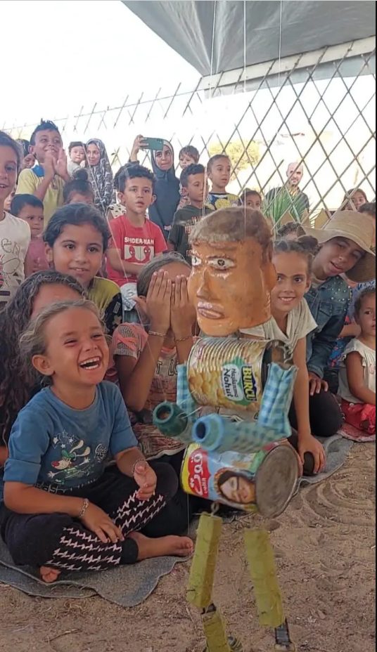  La encomiable tarea del titiritero de Gaza que con sus marionetas alivia el dolor de niños palestinos