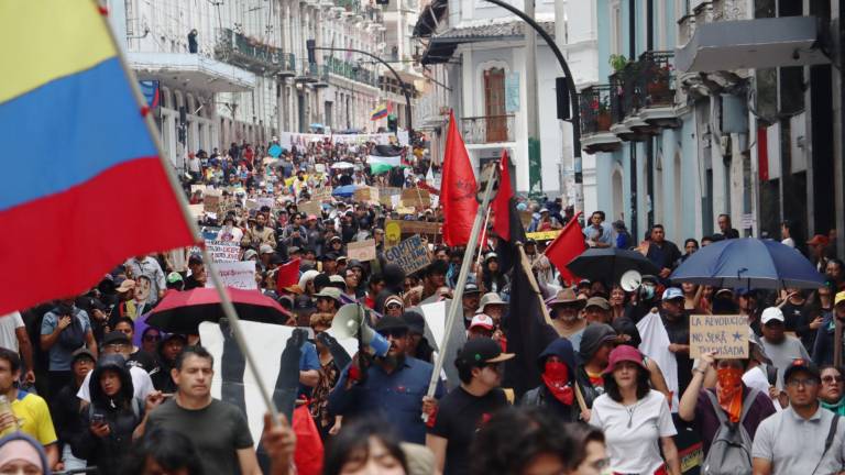  Diez manifestantes detenidos y tres policías heridos en protestas contra Noboa