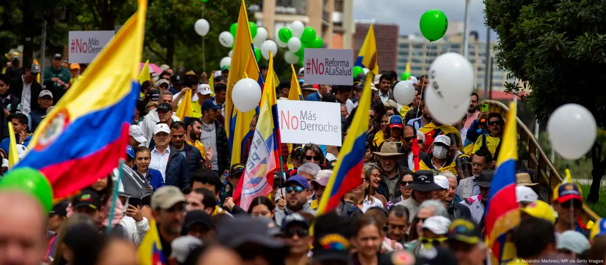  Miles de personas protestan en Colombia contra Gustavo Petro