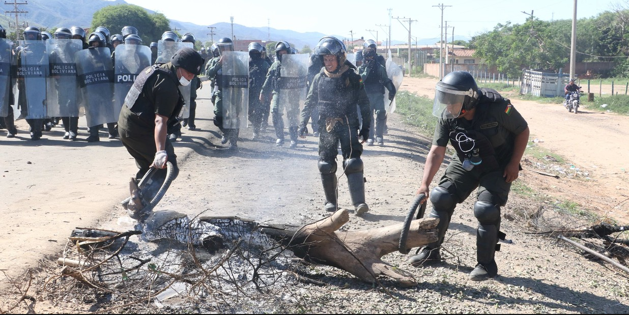  La policía boliviana despeja las vías ocupadas por los seguidores de Evo Morales