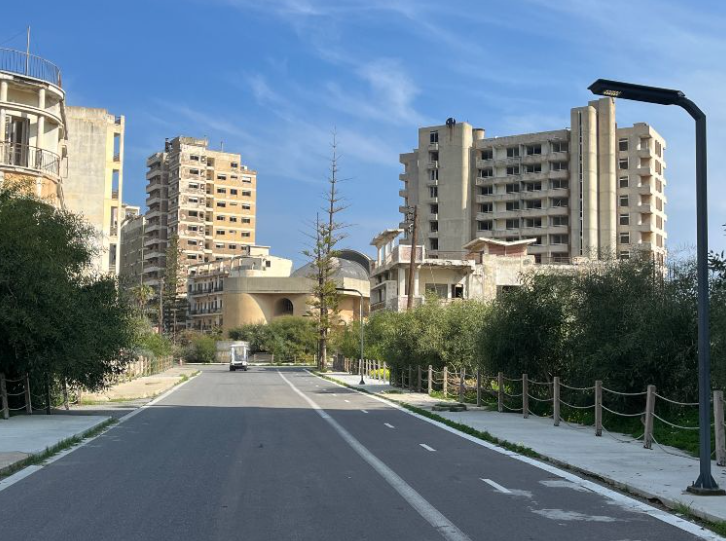  Varosha, la ciudad fantasma que estuvo abandonada desde la división de Chipre hace 50 años, abre al turismo