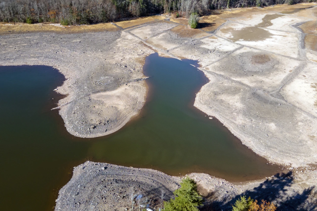  Nueva York registra niveles bajos de agua en embalses por escasas lluvias