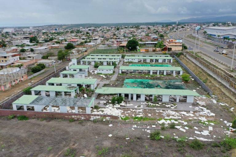  Rafael Correa y Fander Falconí se acusan por fallido contrato de escuelas