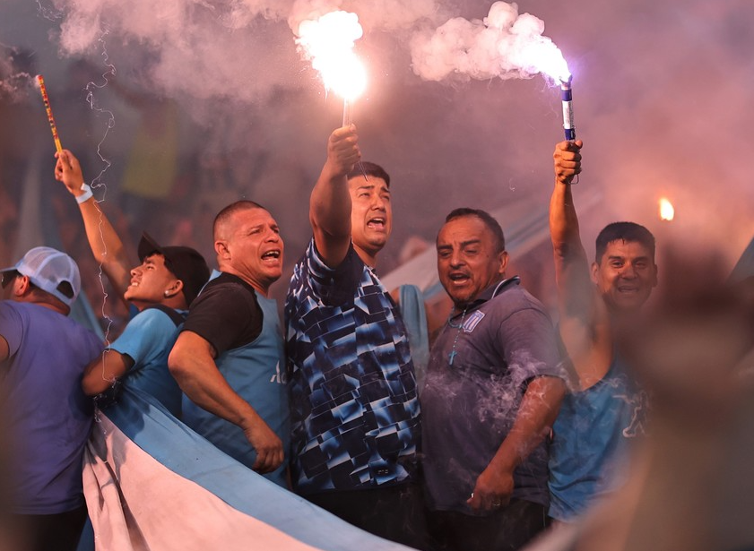  Locura entre los hinchas de Racing para ver la final de la Copa Sudamericana