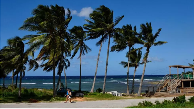  Rafael se convierte en huracán mientras se acerca a Cuba e Islas Caimán