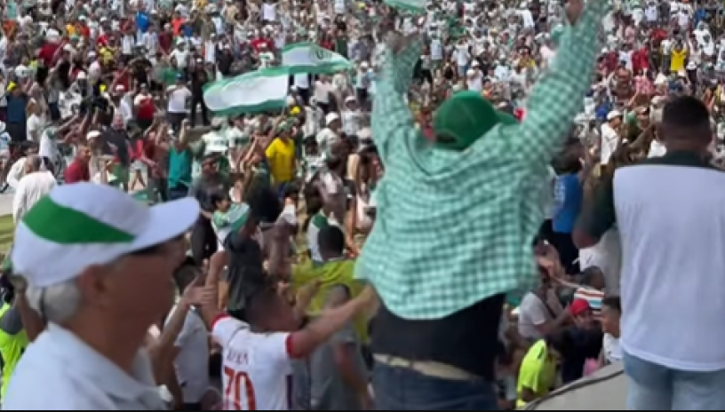  El festejo de los hinchas de Liga de Portoviejo, tras  vencer a Deportivo Quito