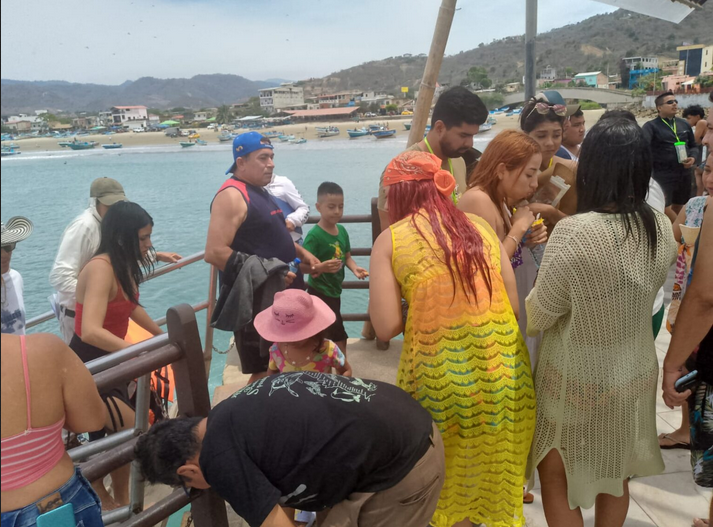  Armada rescata a 26 turistas de barco que encalló en Puerto López