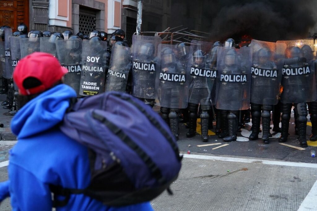  Manifestantes y policías se enfrentaron durante marchas en Quito