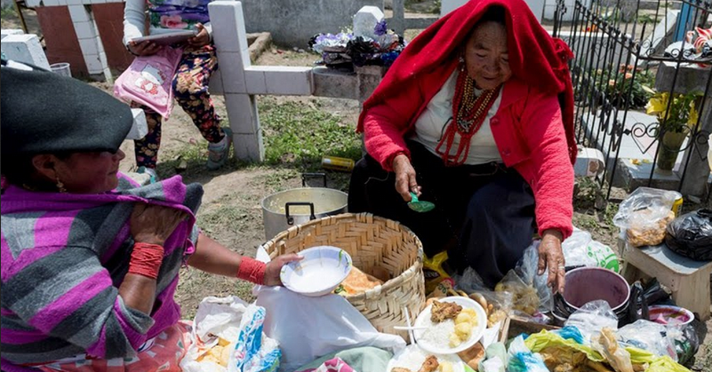  Ecuatorianos celebran Día de Difuntos en cementerios con comidas y rituales