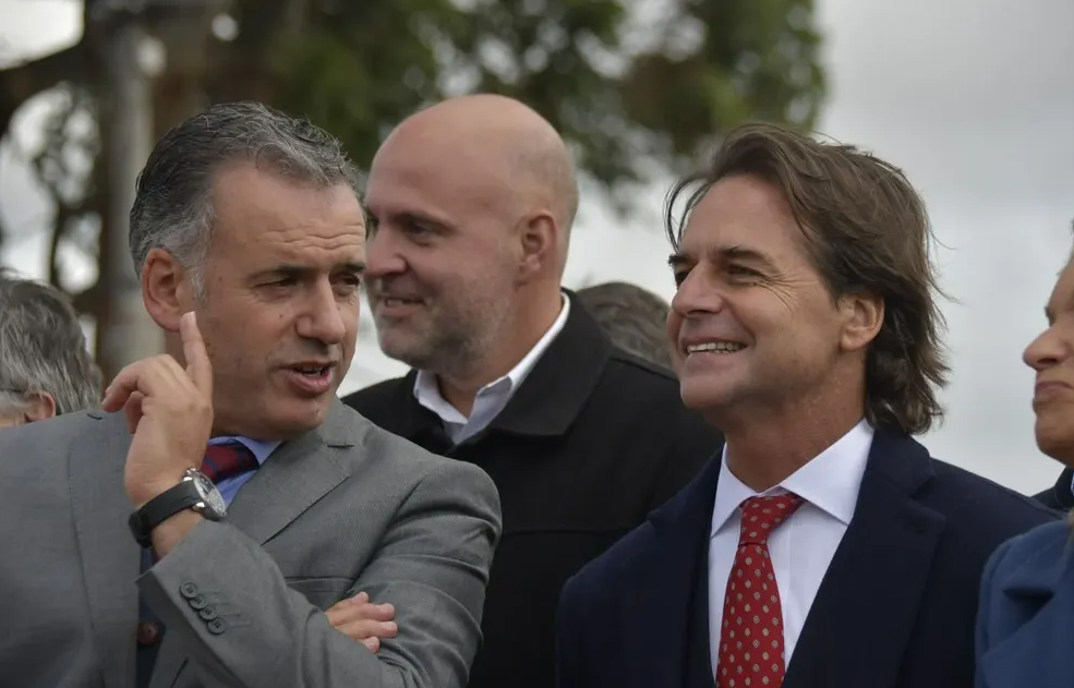  Lacalle Pou y Yamandú Orsi coordinan la transición presidencial en Uruguay