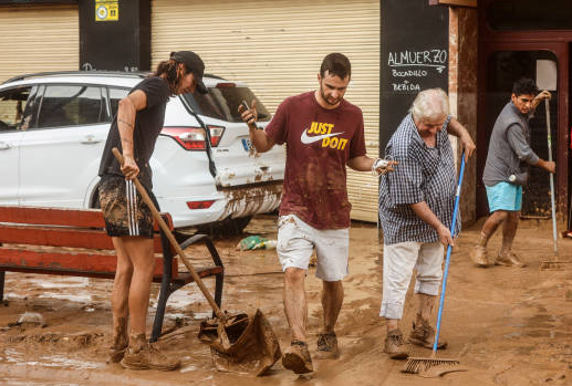  «Solo el pueblo salva al pueblo»: el lema de rabia y resiliencia que se extiende en las zonas arrasadas de Valencia