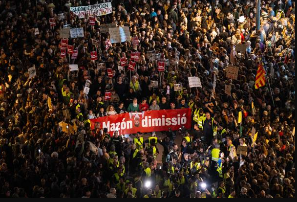  Miles de personas salen a las calles para protestar por la gestión ante la Dana