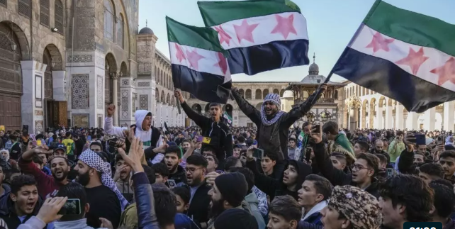  Miles de sirios celebran en las calles de Damasco la caída de Al-Assad