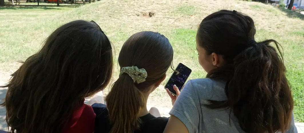  Brasil prohíbe el uso de celulares en las escuelas y colegios por  efectos nocivos