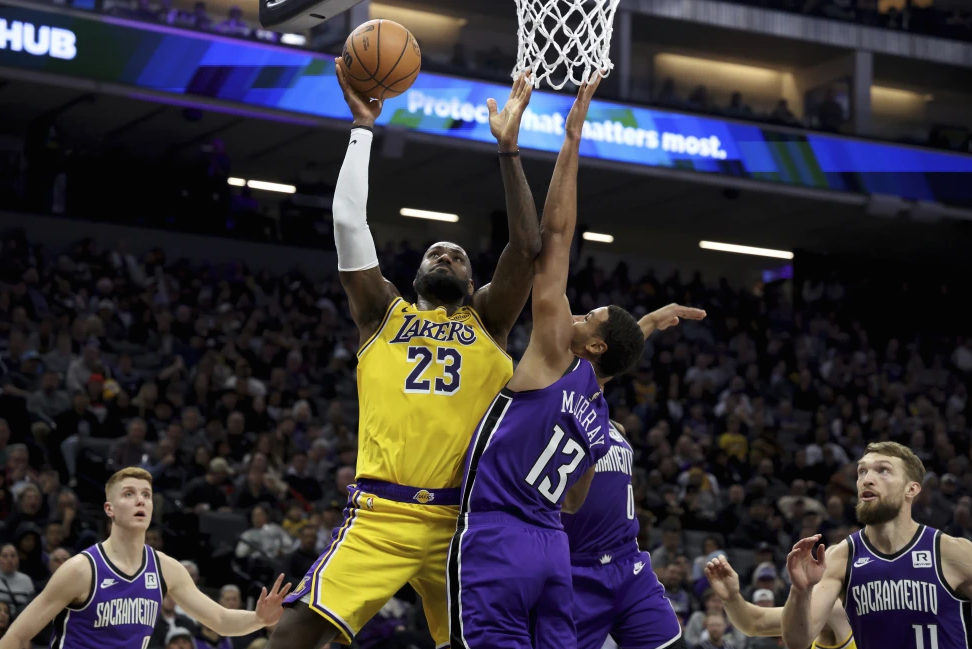  Otro récord de LeBron en triunfo de los Lakers 113-110 sobre los Kings