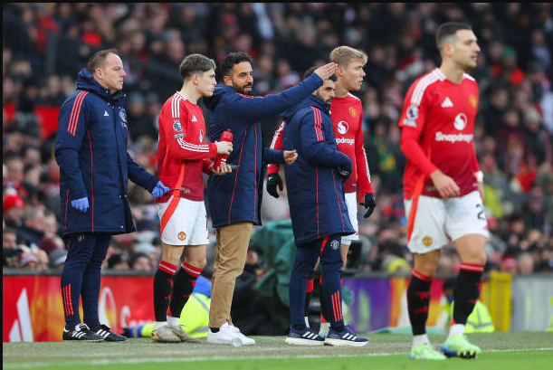  El Manchester United pierde 3-0 de local y queda cerca del descenso