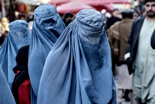  Los talibanes prohibieron construir ventanas desde donde se pueda ver a las mujeres