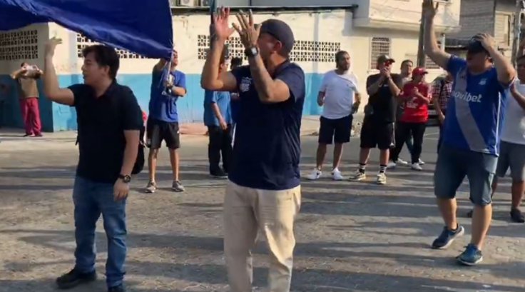  Hinchas de Emelec llegan hasta el Capwell y entonan cánticos contra la dirigencia