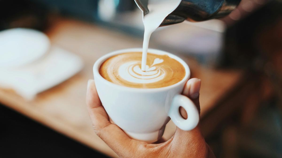  Pidió un café con leche y se llevó una sorpresa con la cuchara