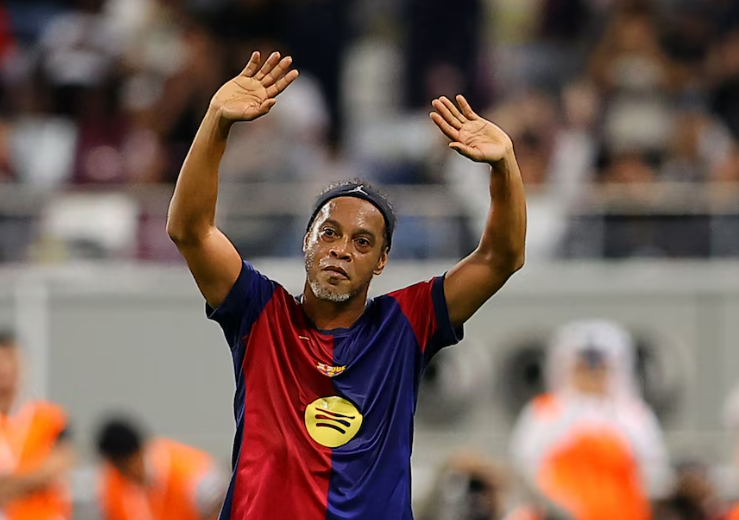  El lucrativo negocio como “leyenda” de Ronaldinho en partidos amistosos