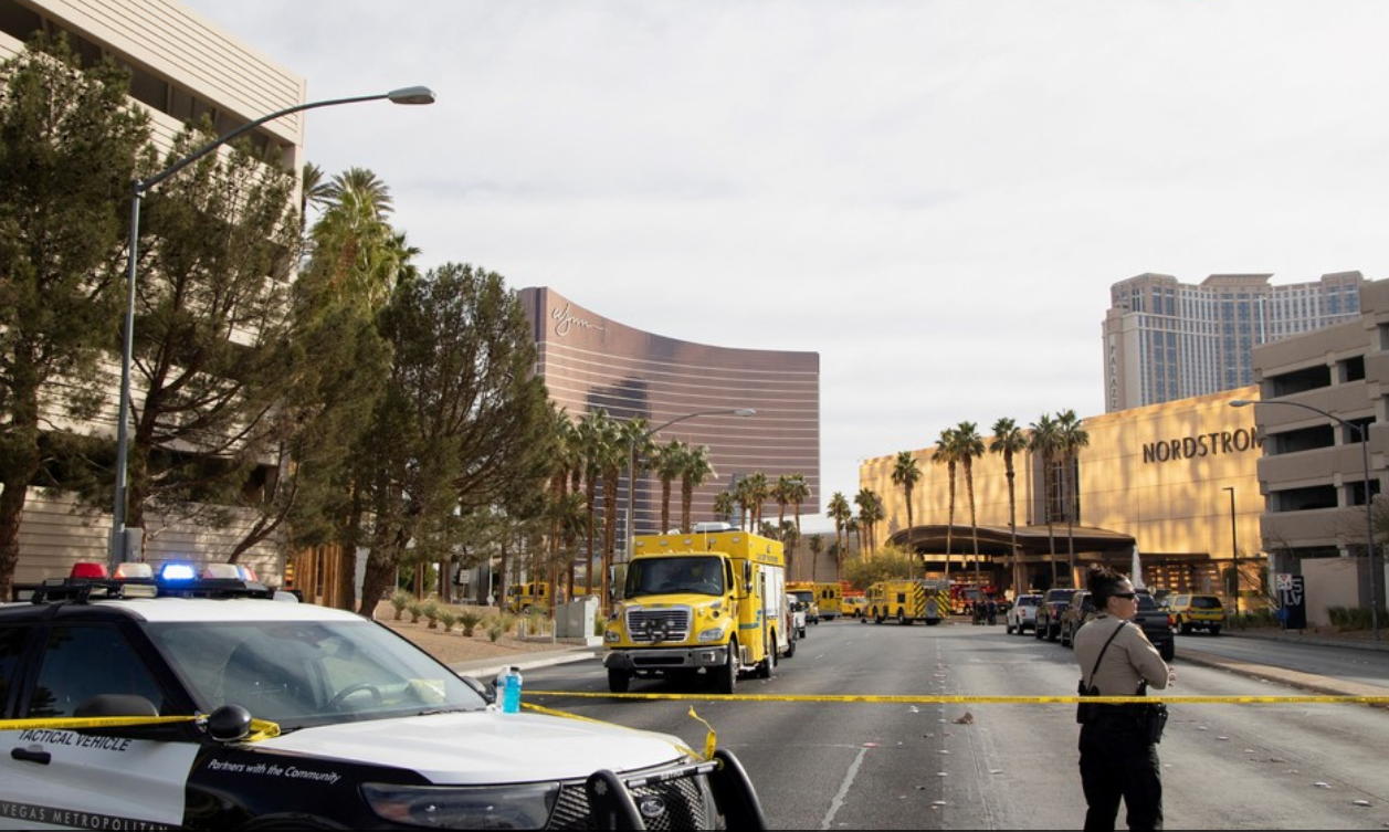  Alarma por explosión de auto de Tesla frente a la Torre Trump en Las Vegas