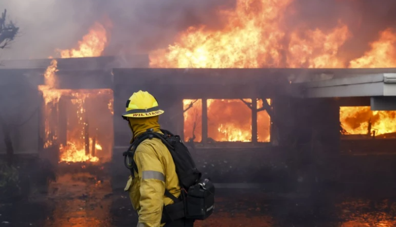  Incendios arrasan barrios enteros en Los Ángeles y llegan a Hollywood