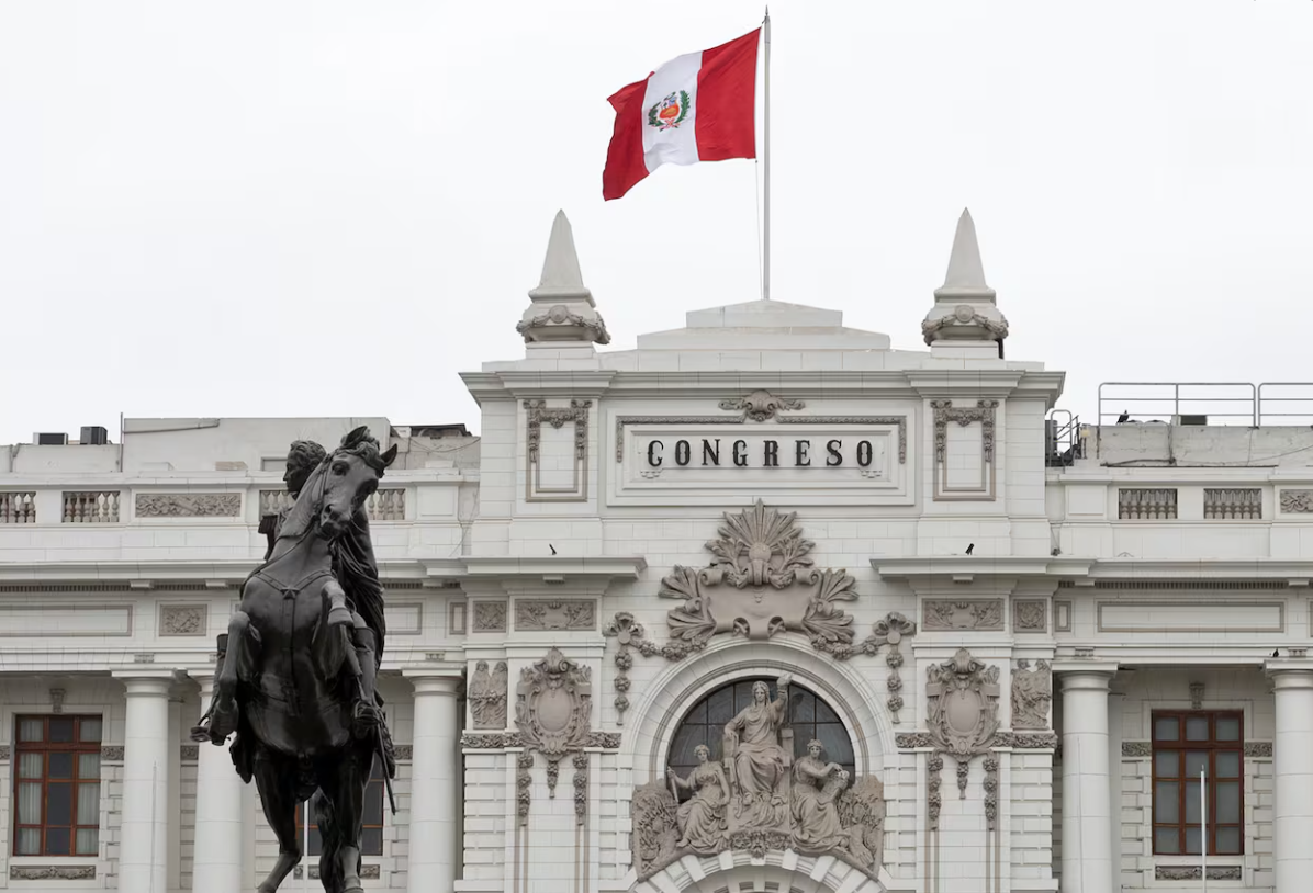  Congreso de Perú prohíbe minifalda y pantalón corto a trabajadoras