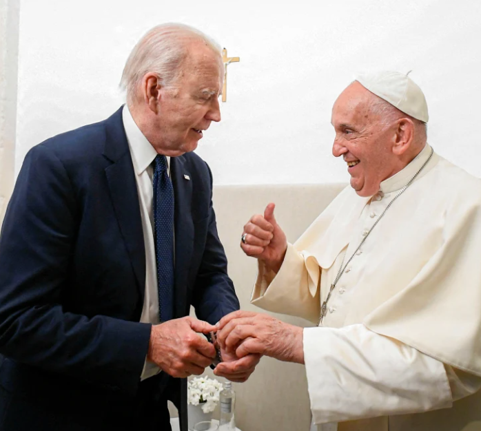  Biden awards Pope Francis Presidential Medal of Freedom with distinction