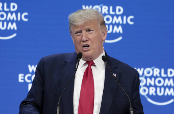  Trump advierte en Davos: “Fabriquen en Estados Unidos o paguen aranceles”