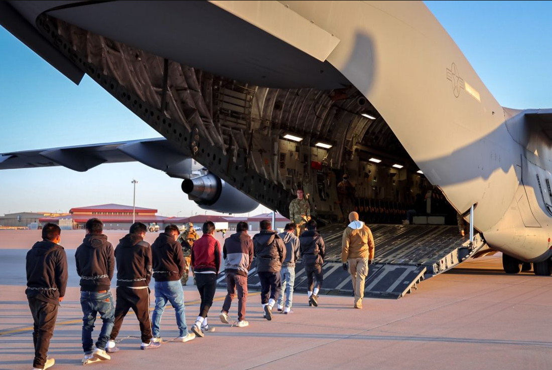  Aviones militares de EE.UU. trasladan a sus países a migrantes deportados